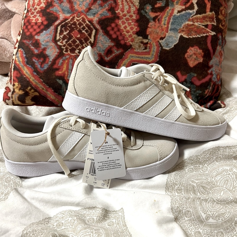 NWT Adidas Court Sneaker in Beige, size 7